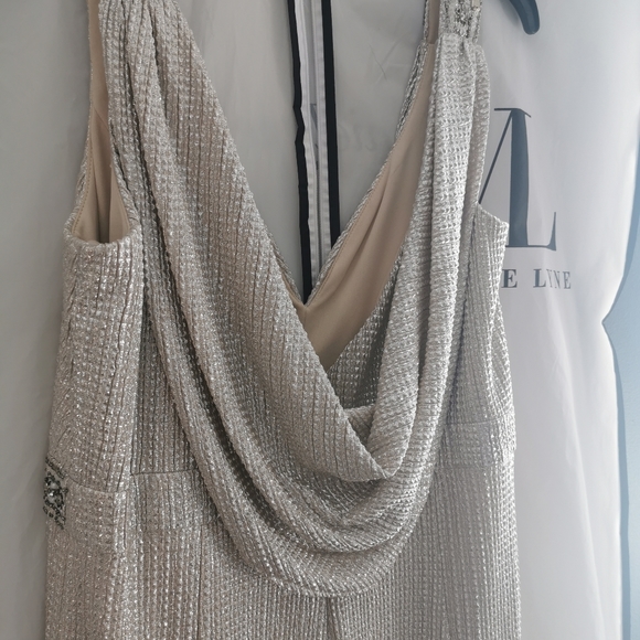 Wedding dress - Picture 6 of 16